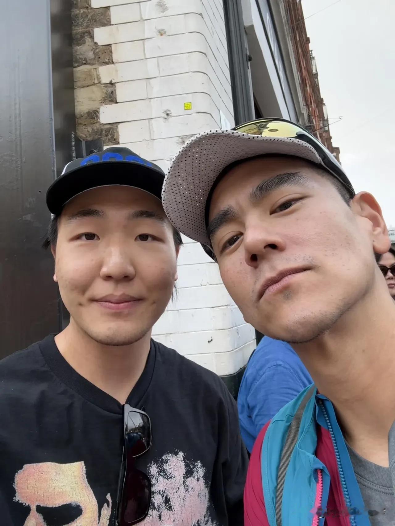 彭于晏在国外好受欢迎，他也是大大方方和偶遇的粉丝拍照，可以看出自拍都是他拿的手机