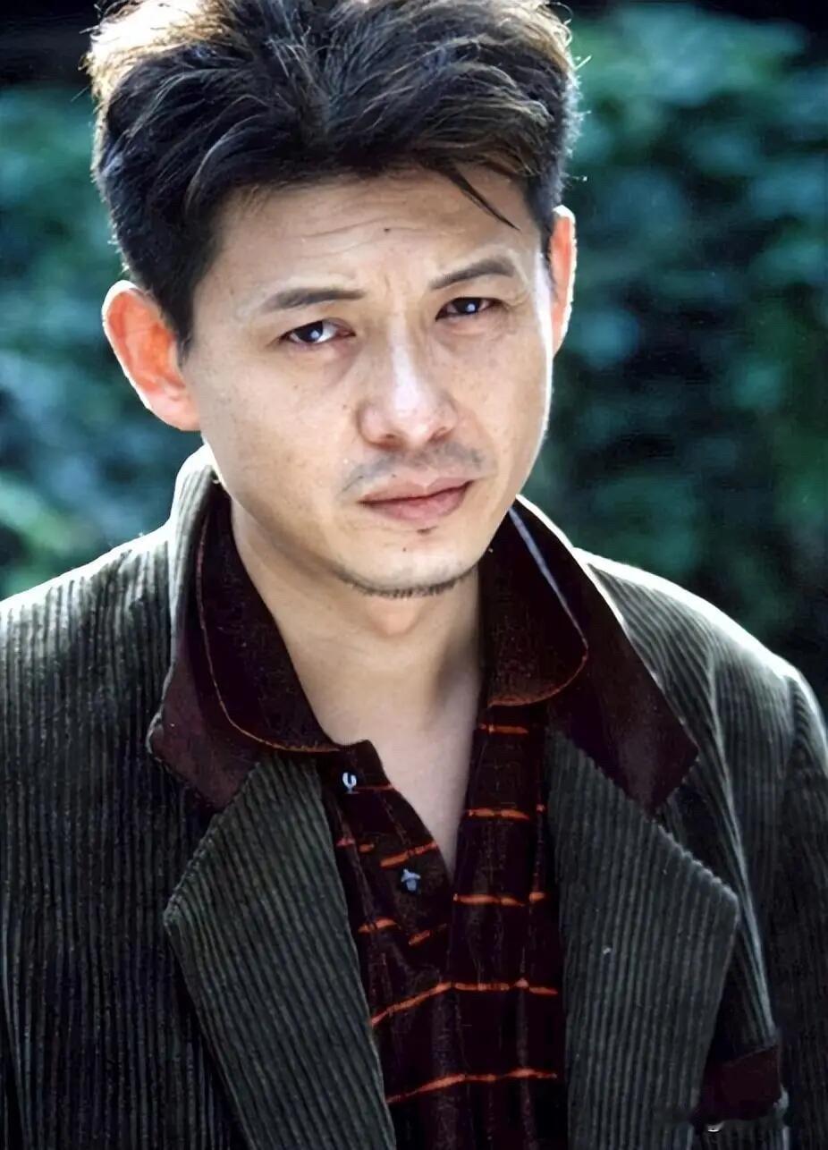 他曾是公认的央视最帅男主持，颜值与气质双双在线，风度翩翩、温润儒雅，被不少人称作