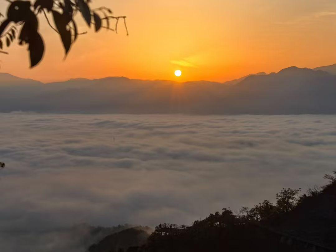 五一假期游，邵阳崀山云海打卡攻略✨
终于见到崀山封神级云海🌥️
漫山云雾翻涌，