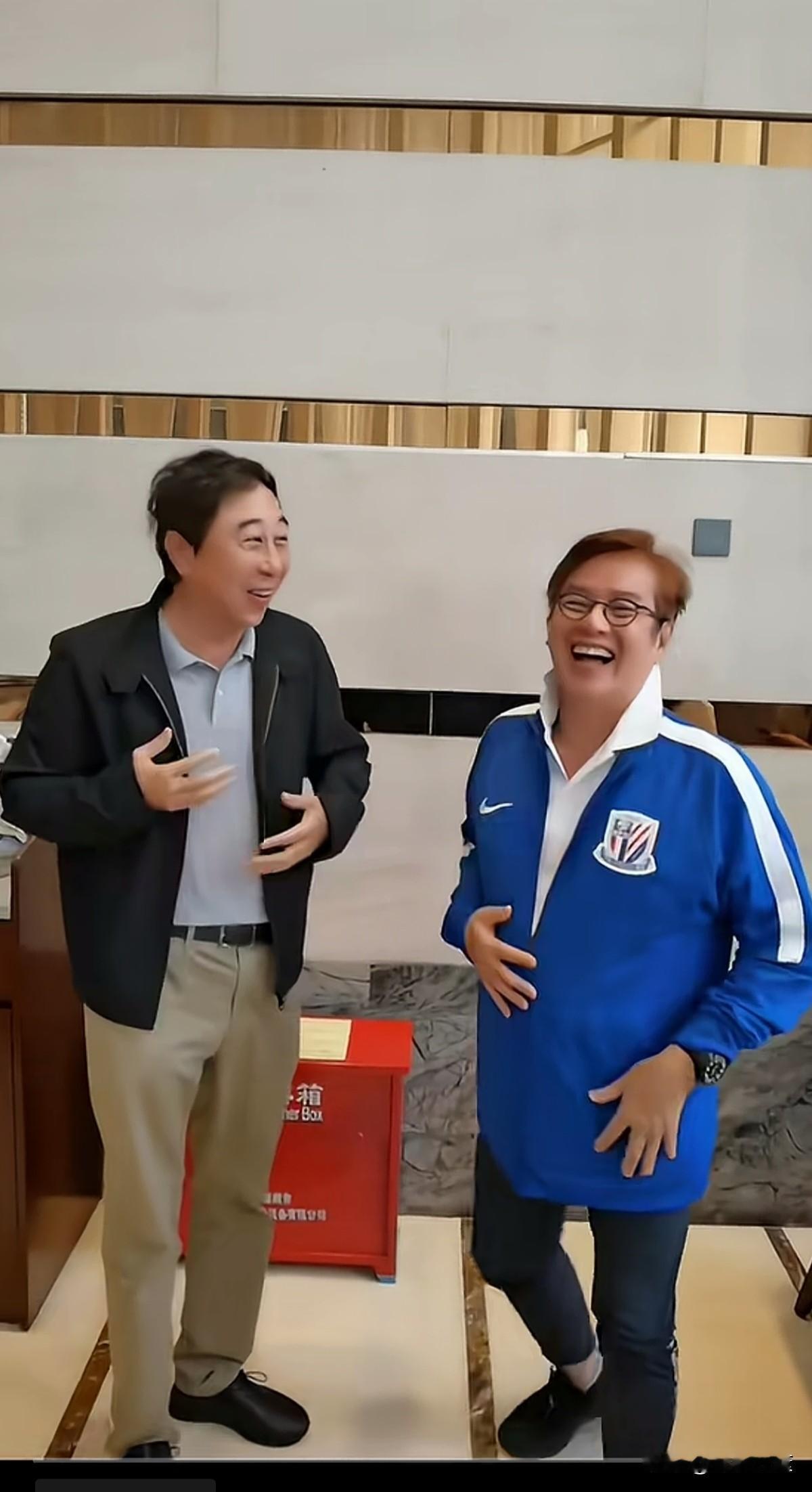 冯巩，谭咏麟，
在中国娱乐圈德高望重，德艺双馨，
说他们是人民的老艺术家没人喷吧