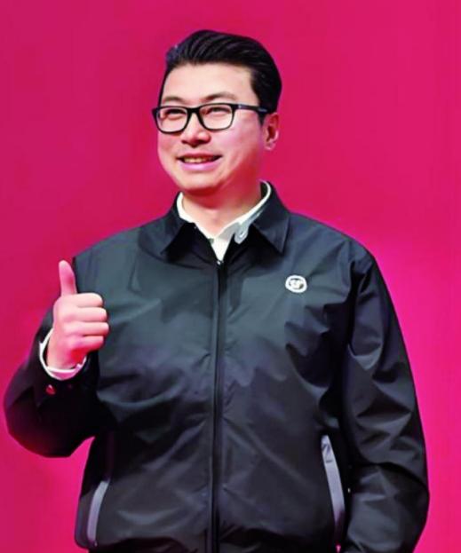 顺丰速运的创始人王卫，从来都不抽烟喝酒，而且还沉默寡言，甚至曾经做过清洁工。可任