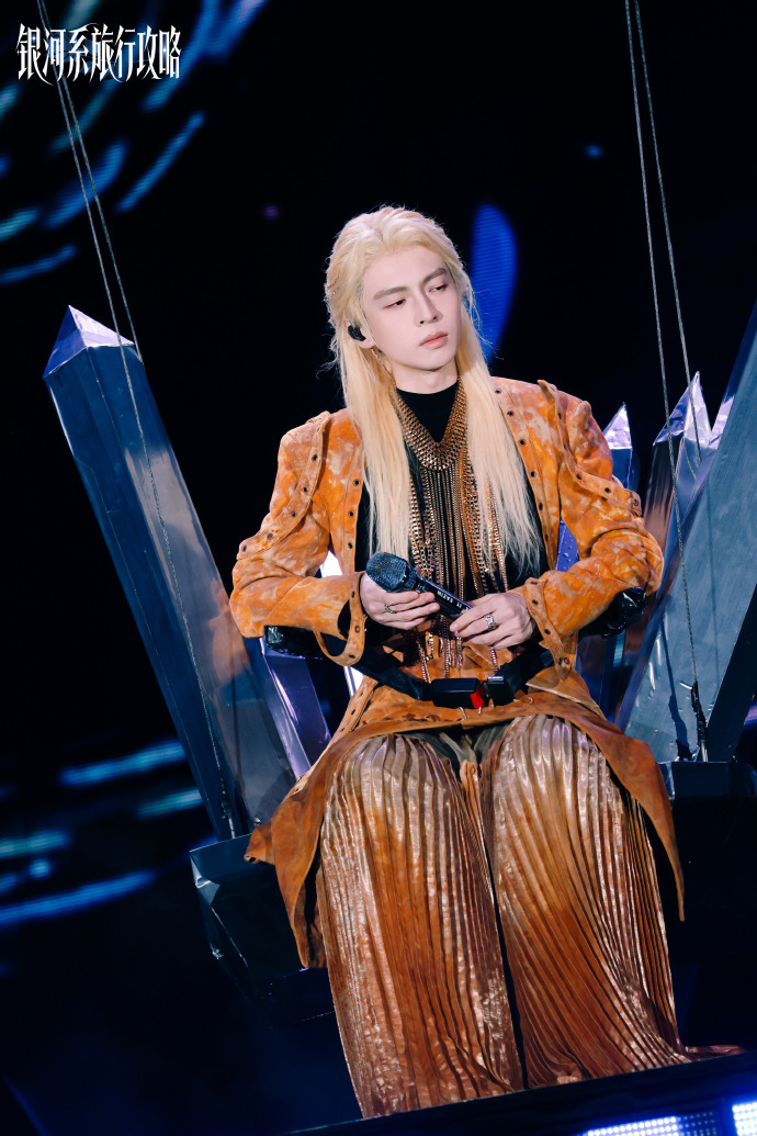 蒲熠星别样舞台风情蒲熠星巡演氛围感拉满 瞧蒲熠星在巡演，复古电话亭旁绽放光芒。人