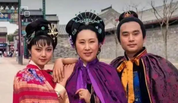 李凤英走了。她一生淡泊名利，生前从未接受过专访，也从未公开过家庭私事，低调到连她