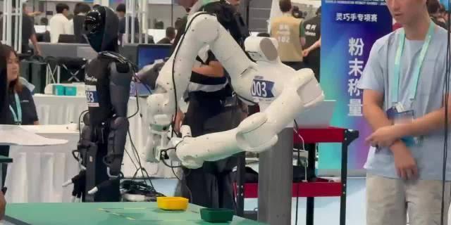 量产人形机器人拿下赛事金牌榜双第一，转头就回到工厂工位正常上岗，没有为比赛做特殊