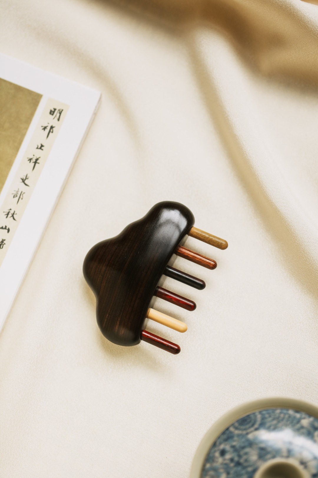 紫光檀 | 云朵·按摩梳择紫光檀老料制，梳齿多种材质榫卯镶嵌，圆润饱满，弧形设计