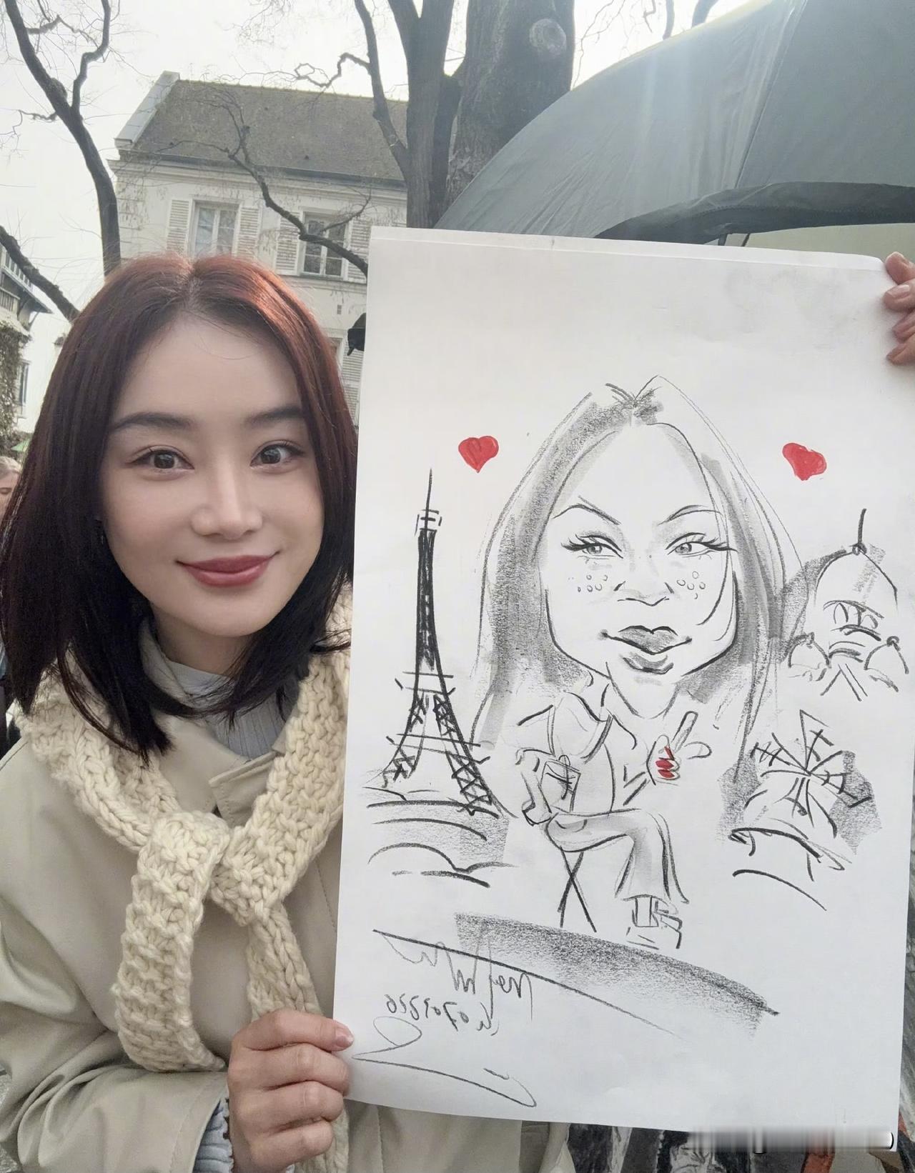袁姗姗走在巴黎的街头，吃喝玩乐好不惬意，第一张肖像画居然画的是她，真是一点没看出