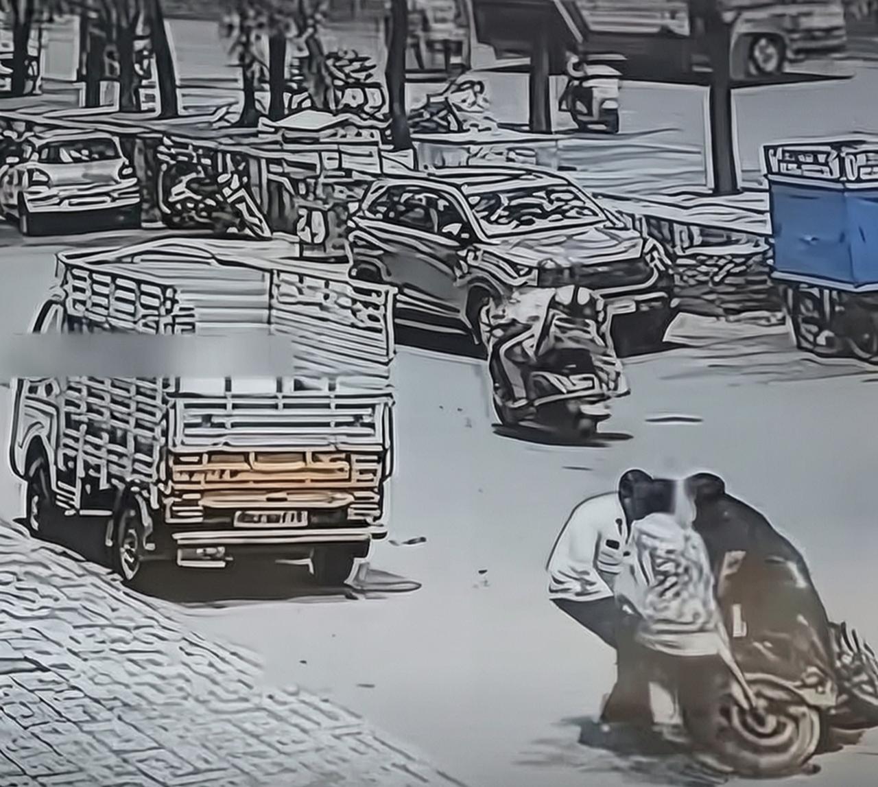 印度这地方，套路就跟街边骗局一个模子刻出来的。

街头演“假摔”，一人倒地扮可怜