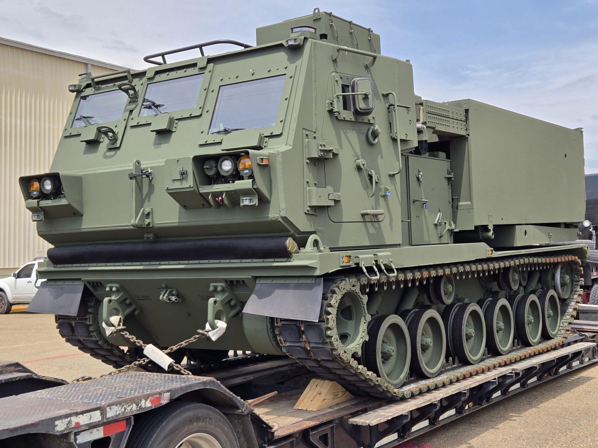 首批两辆英国版 M270A2 多管火箭发射车已在美国得克萨斯州的 红河陆军修理厂