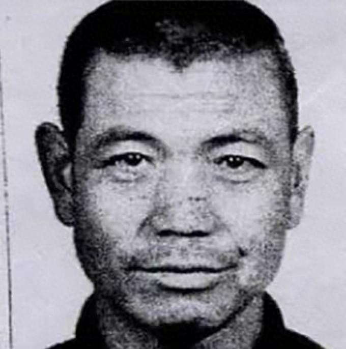2001年4月18日，杨洪军被执行死刑，当地村民放鞭炮庆祝。
你猜怎么着？这个老