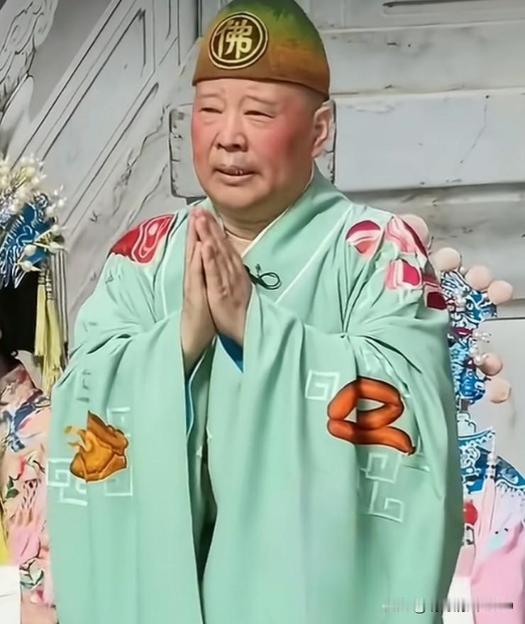 任性的"德刚″们

"紫金城"落日静悄悄，间或戏虐改编经典红色歌曲《弹起心爱的红