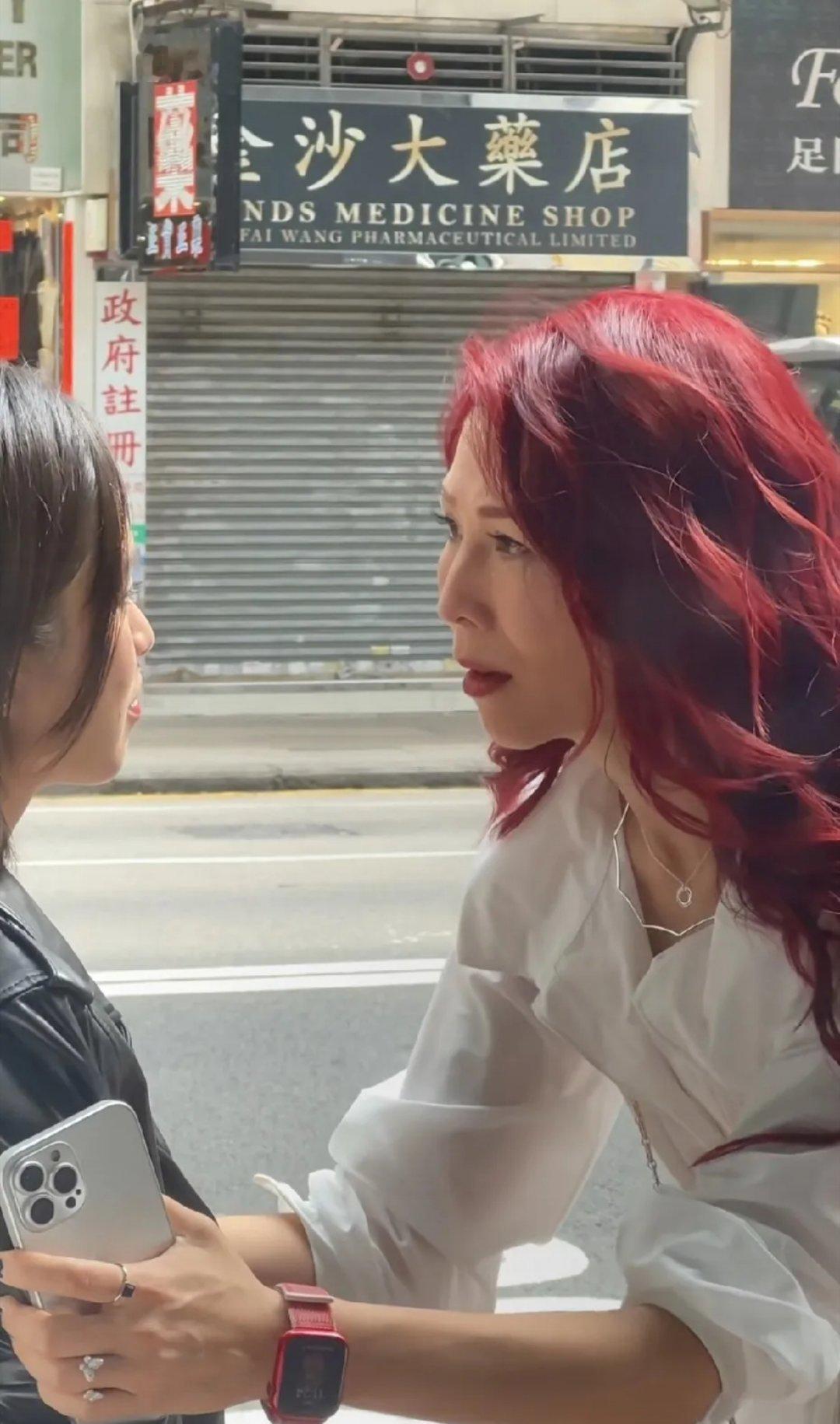 蔡少芬街头新造型一出来，

真的让好多人都愣了一下！

为了拍TVB新剧《风华背