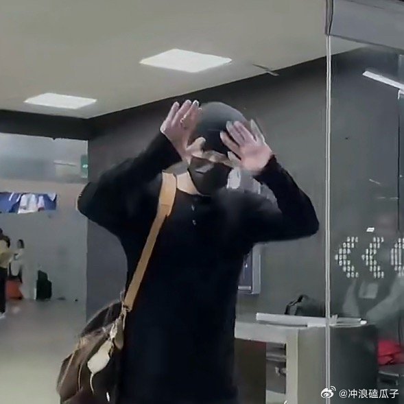 王嘉尔墨西哥到达帅哥状态看起来好好！