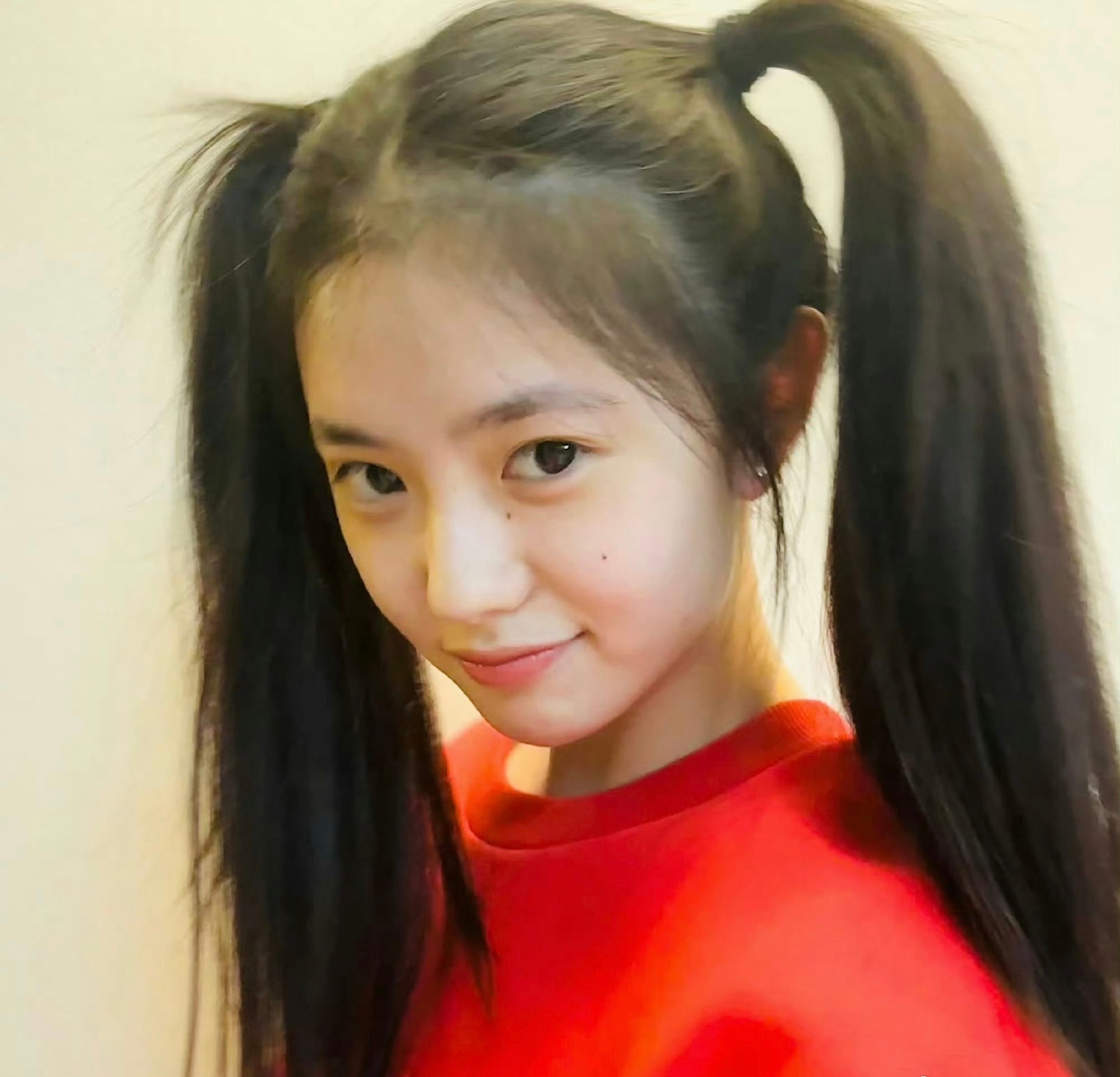 投稿｜不变的双马尾，不变的珍珠耳钉，不变的红色上衣，不变的新年，宝宝一直没忘 