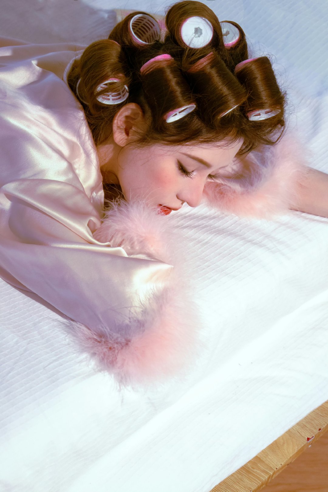 张予曦版包租婆张予曦包租婆生日写真 张予曦包租婆生日写真🈶粉色羽毛睡衣+卷发，