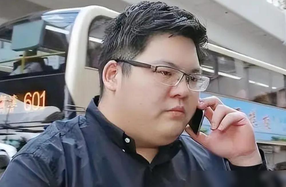 香港豪门向家出了件糟心事，向太小儿子向佑因不满遗产安排，半夜索要500万未果，直