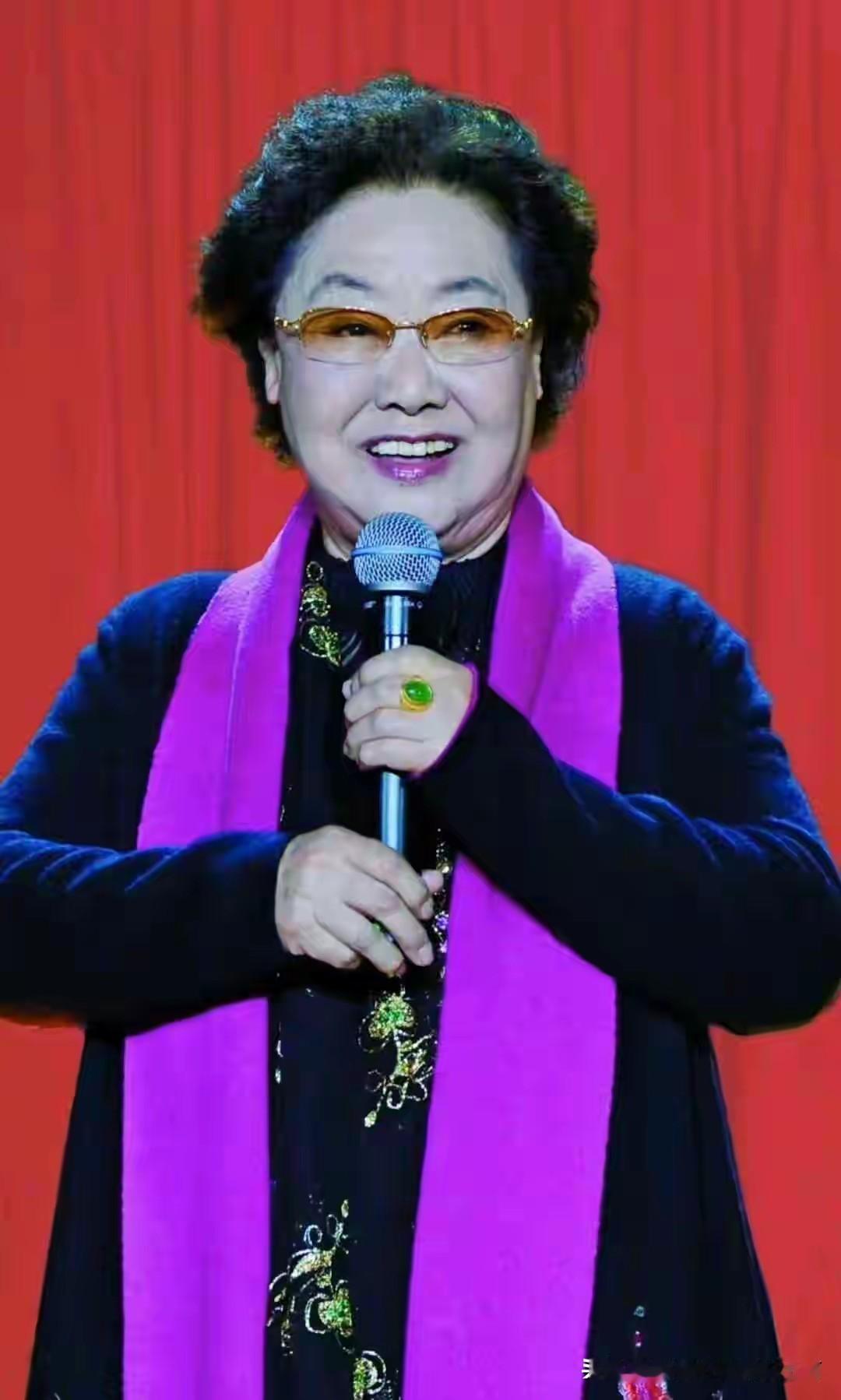 一曲《我的祖国》传唱大江南北，贯穿几代人的青春记忆，8月11日傍晚，德艺双馨的人
