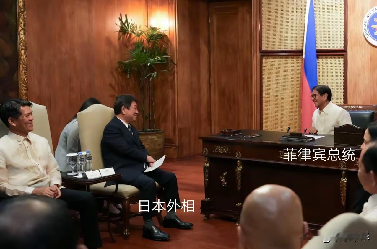 采取了同样的模式会见了日本外相茂木敏，小马科斯总统以元身之尊坐主位，安排茂木敏以