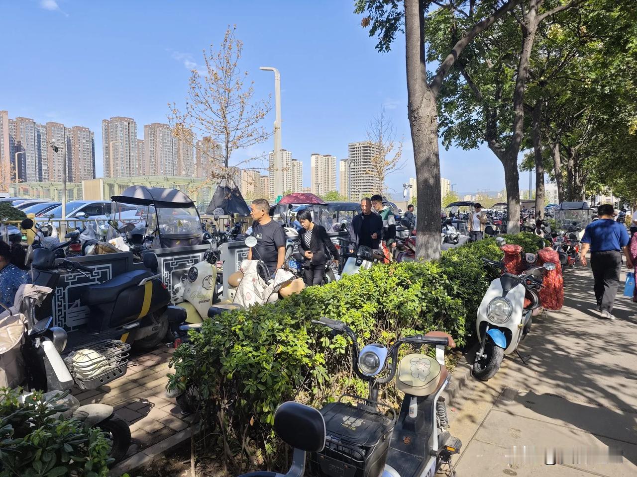 西安东郊最大的免费电动车停车场，你在这里停过吗？#西安生活随手拍# #西安的人行