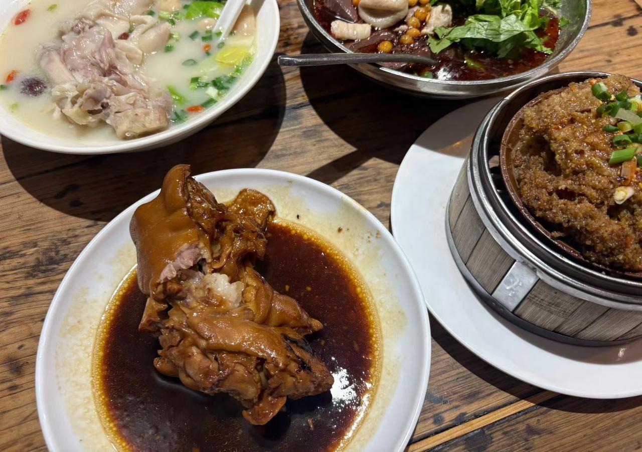不知道你们发现了没！出去旅游的时候千万不要去那些所谓的大餐厅大饭店，我觉得大餐厅
