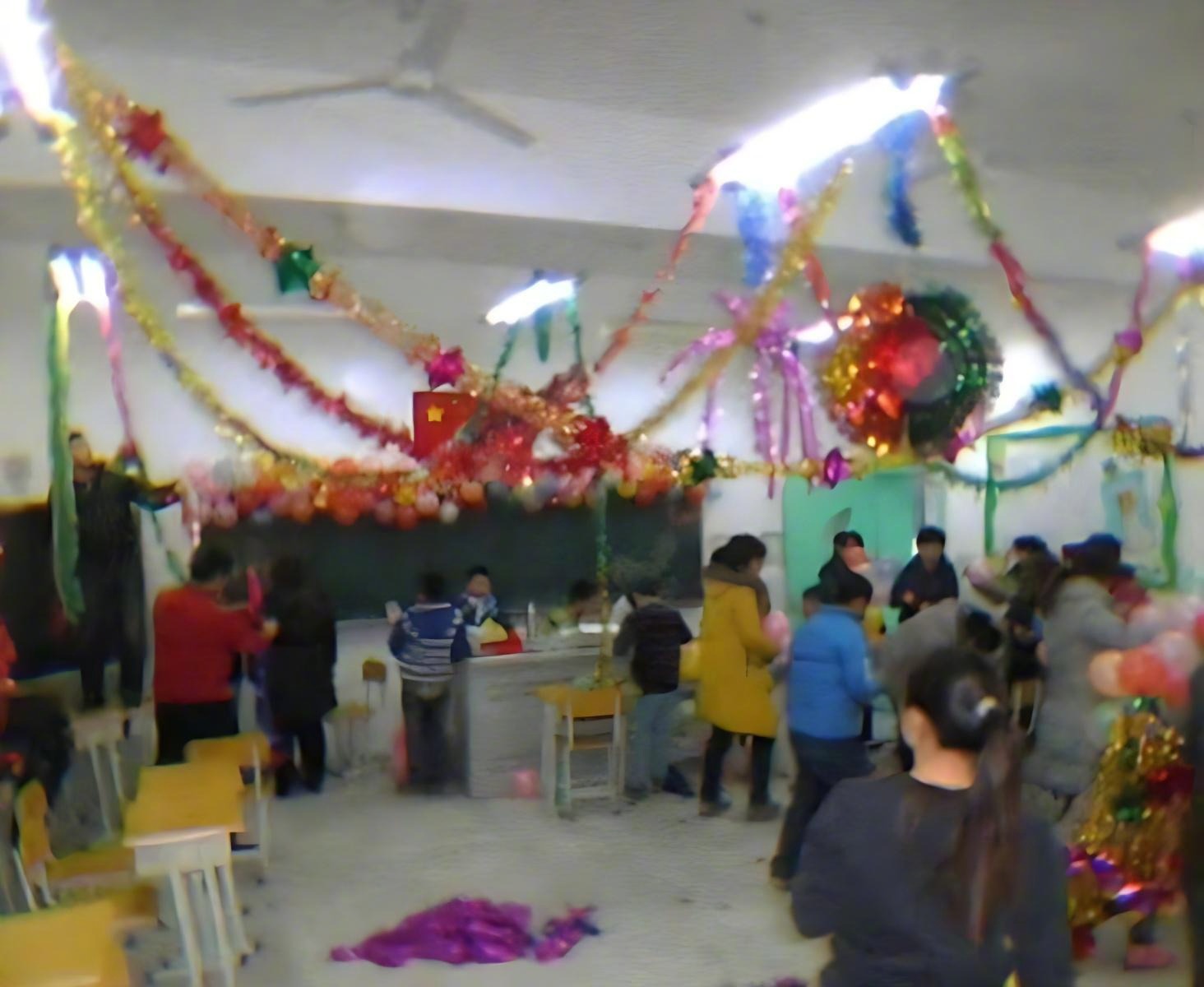 “把桌子拉到两边，我们来开元旦晚会。” ​​​