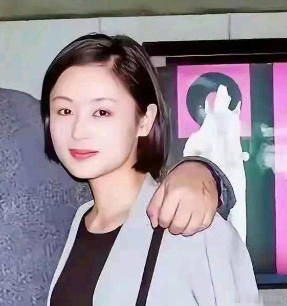 这是陈红与陈凯歌登记结婚时的一张老照片。 
