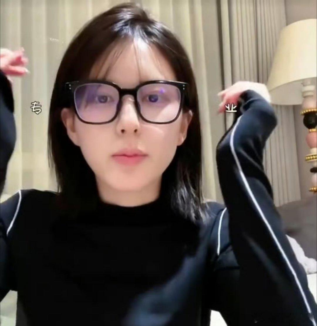 啊？赵露思这是又重回了白幼瘦审美了嘛？！整得跟个小学生一样。。。 ​​​