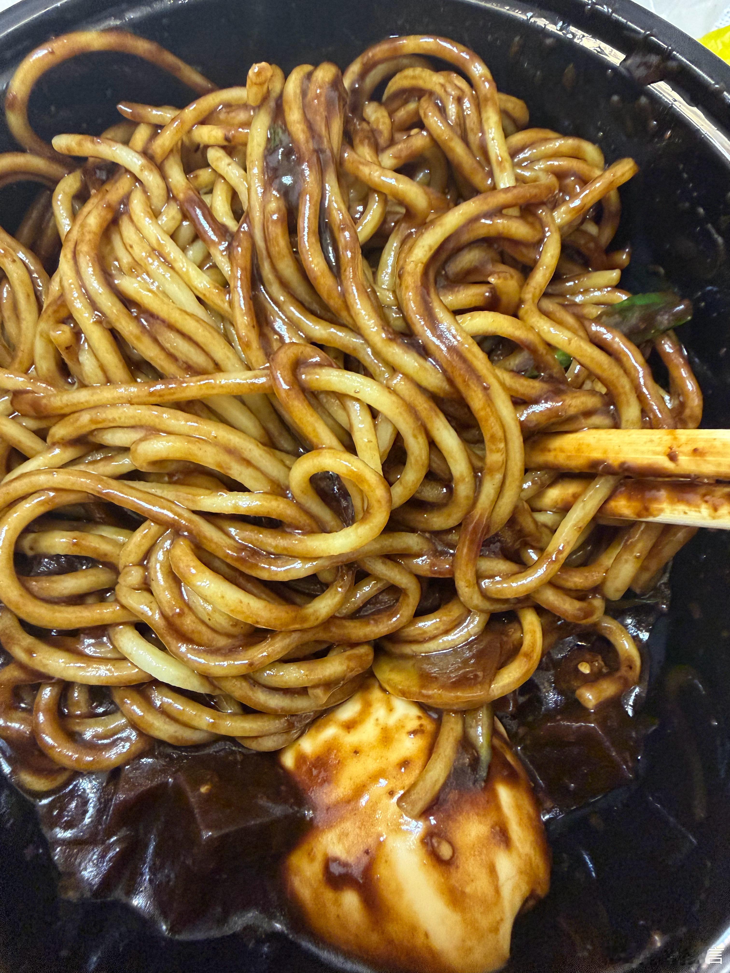 今晚晚饭吃的烤串没吃主食，躺在床上肚子饿了，想吃炸酱面又想吃鱼汤泡饭，两样都点一