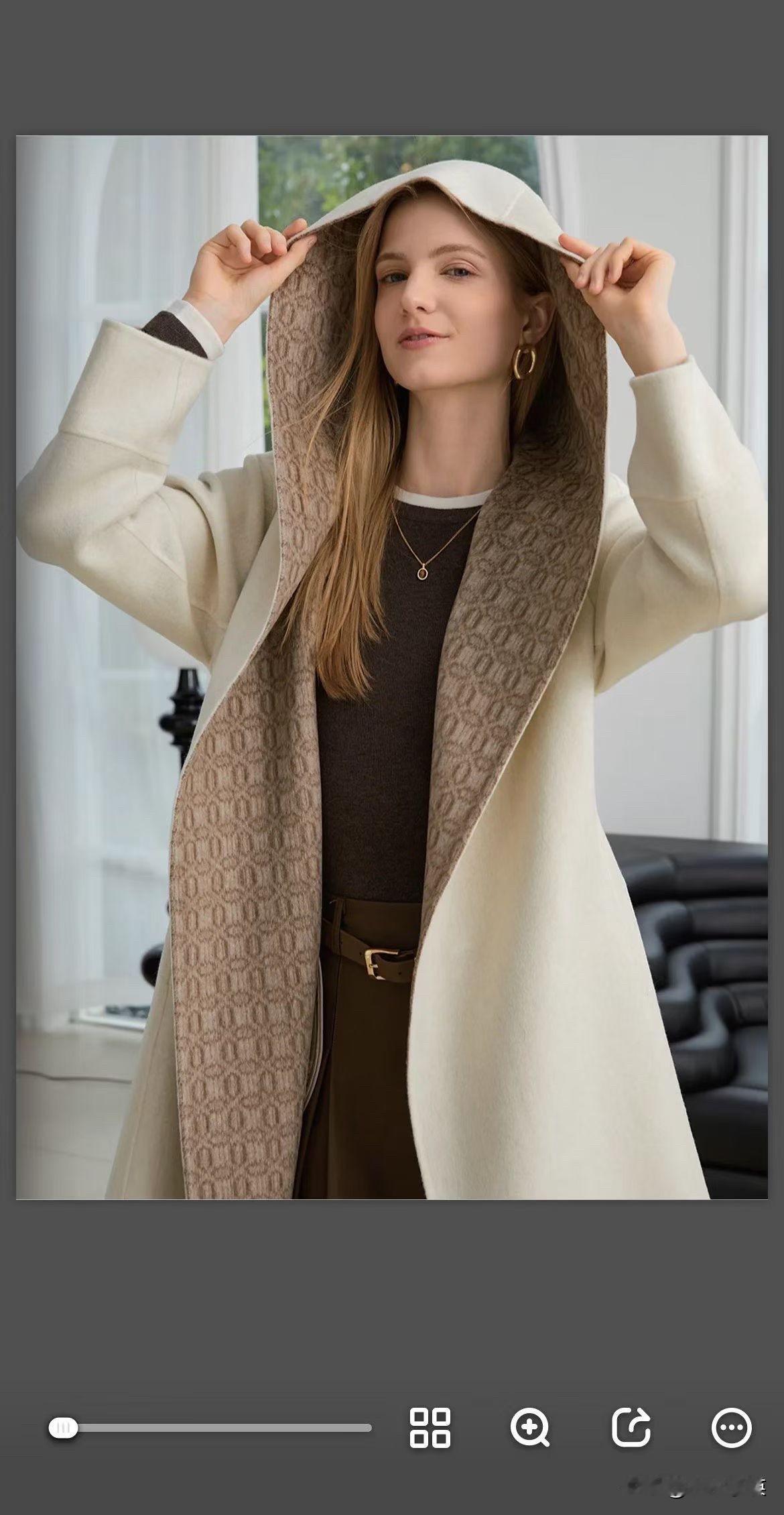 双面羊绒大衣，毫不费力就能穿出秋冬时髦感。
双面羊绒大衣是秋冬时尚的“王牌单品”