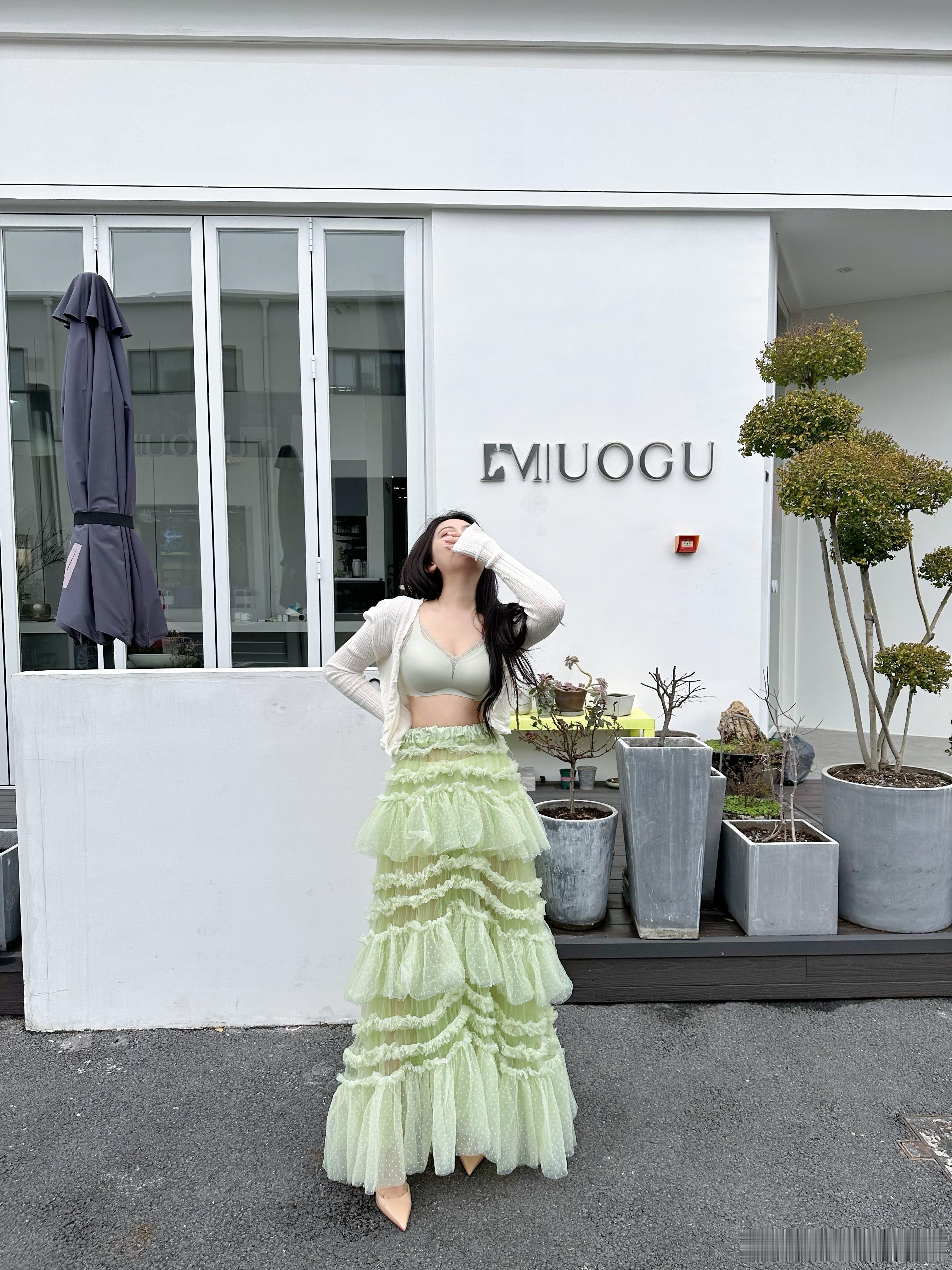 我会默默告诉自己："遇到的所有人和事都是来帮助自己成长的。"当拥有这样的心理暗示