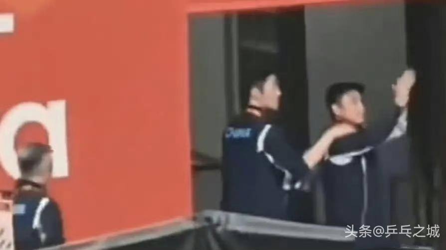 王皓这次发火，
原因不是比赛结果，而是赛场变了味道。

颁奖退场时，看台不断传来
