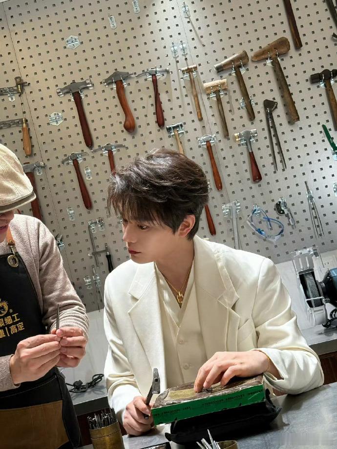 海棠私底下收获的满满偏爱被网友热议，皆因丁禹兮大手笔的逆应援，为粉丝花费几百万的