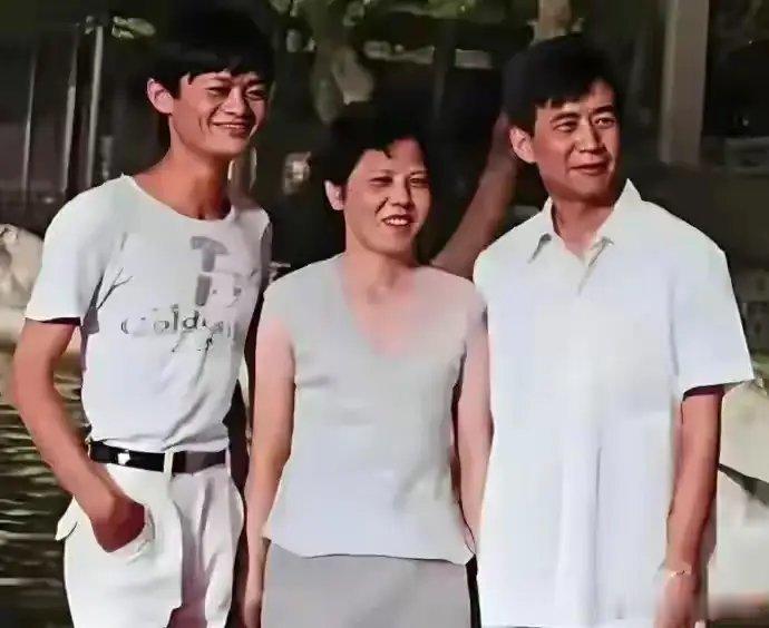 马云年轻时和爸妈的合照，你们觉得他像爸爸 还是像妈妈呢 
