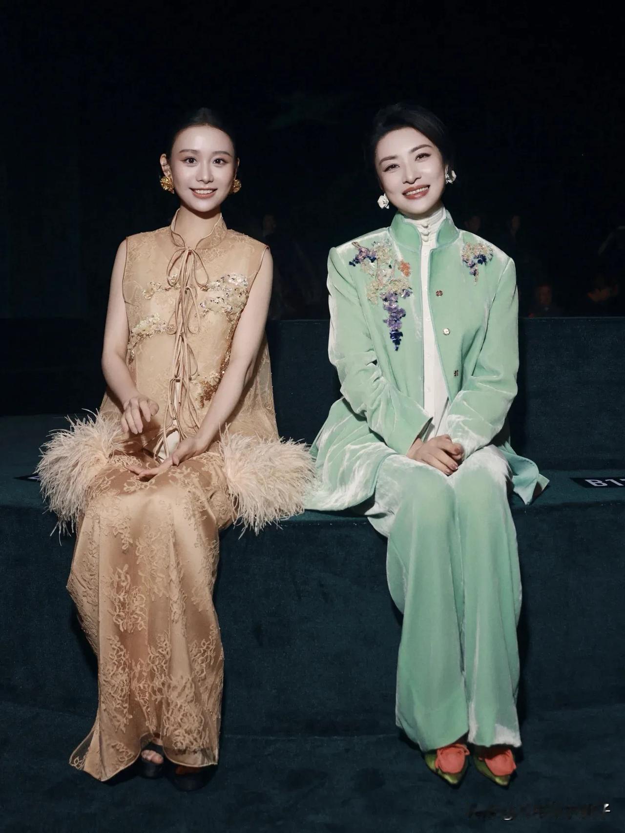 左边是王晓慧，1997年出生，身高167cm。
右边是周涛，1968年出生，身高