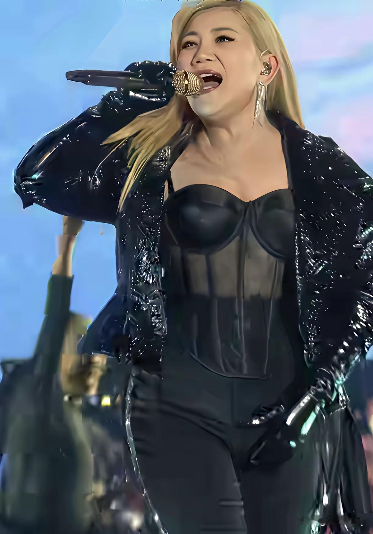 太扎心了，这岁月的杀猪刀竟然找到了梁静茹。

厦门演唱会上，梁静茹被网友说胖成了