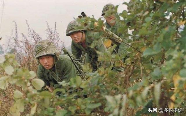 命悬一线！越军女兵擦肩而过却浑然不知，解放军侦察兵全程屏息，分毫不敢妄动
 
边