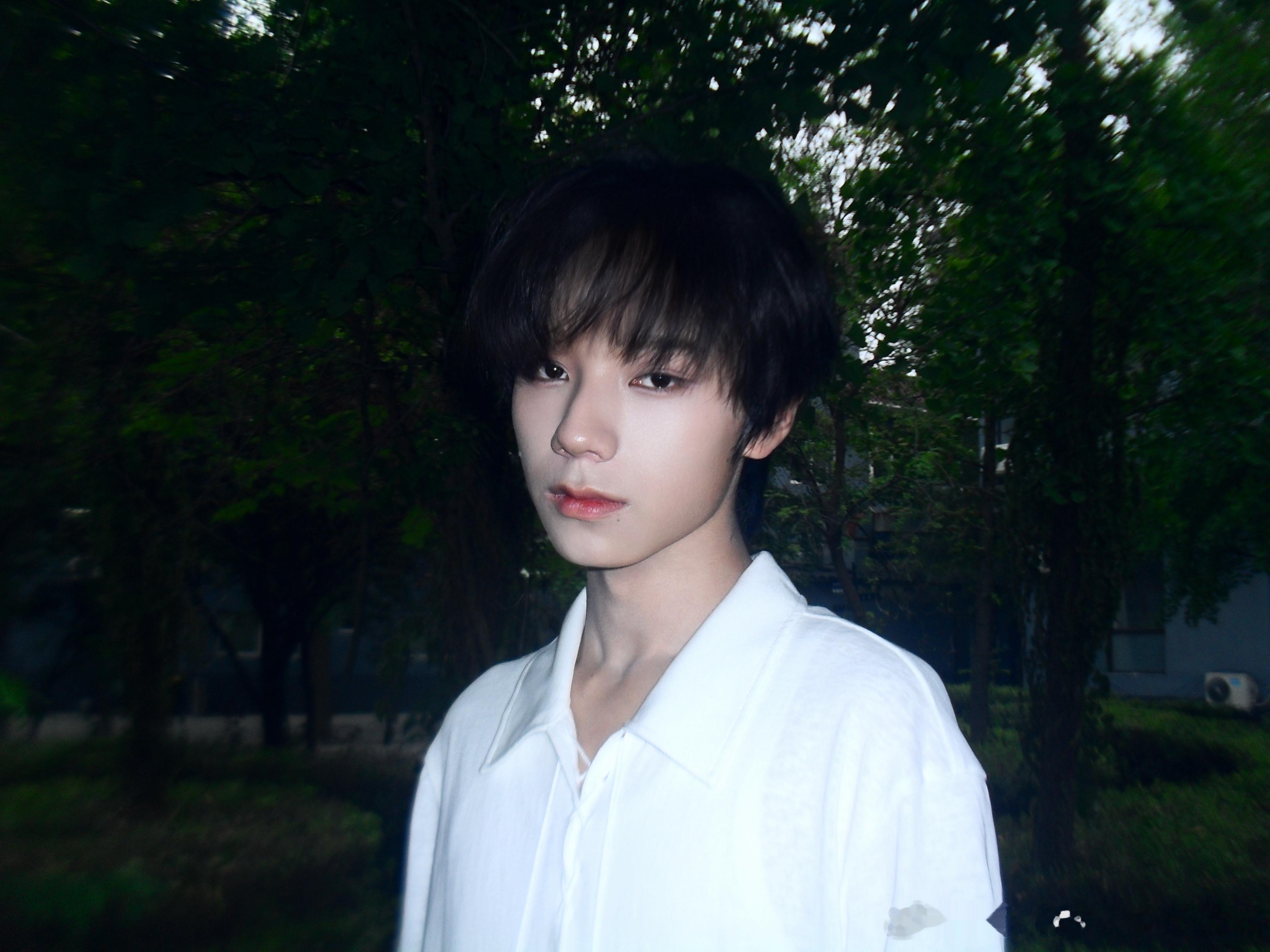 王橹杰忧郁  伦敦未必有王橹杰忧郁，氛围感男神上线，太帅气了训练辛苦了，突围加油