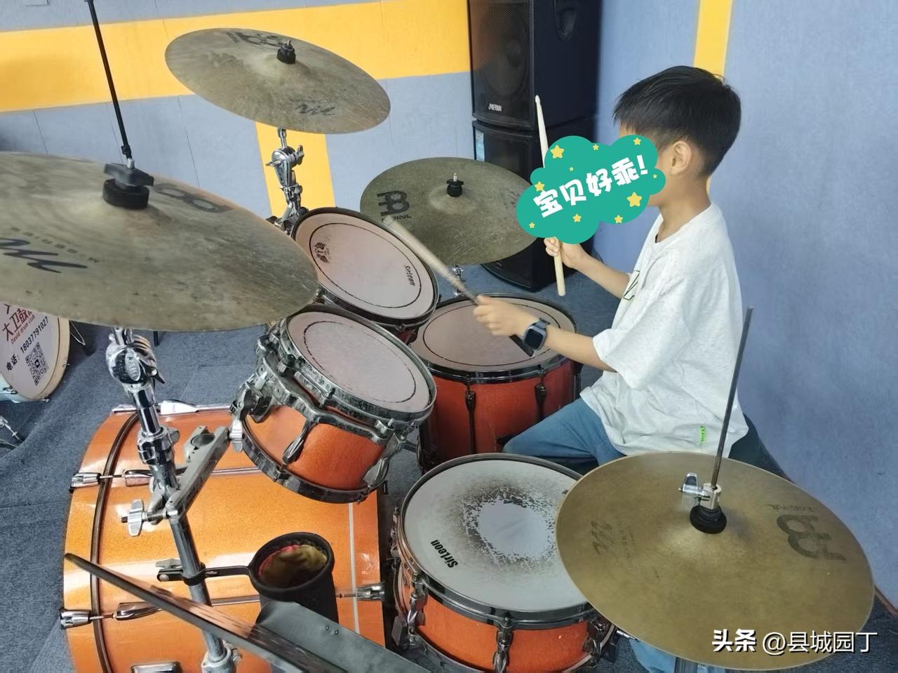 小宝脸涨得通红，拳头握得紧紧的：“我忍你忍了4年了，我实在受不了了。”

“我忍