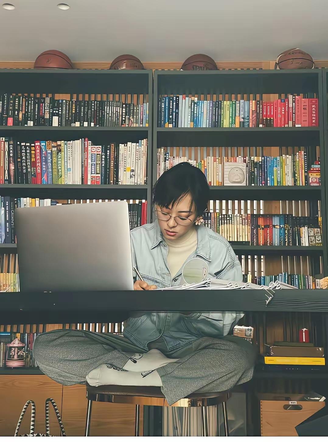 孙俪在写什么非常认真，用的电脑是什么牌子的