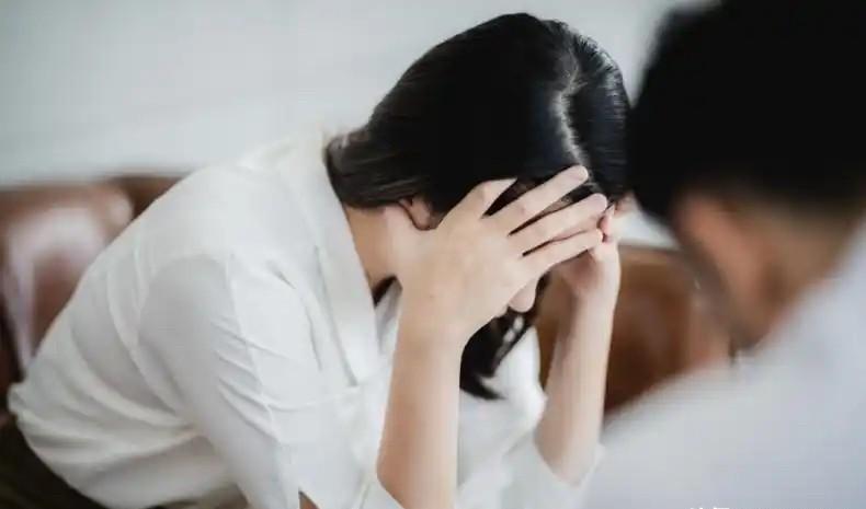 他婚内出轨生子，

又与情人同住，

结局突然反转。

海南有个人叫李某，和妻子