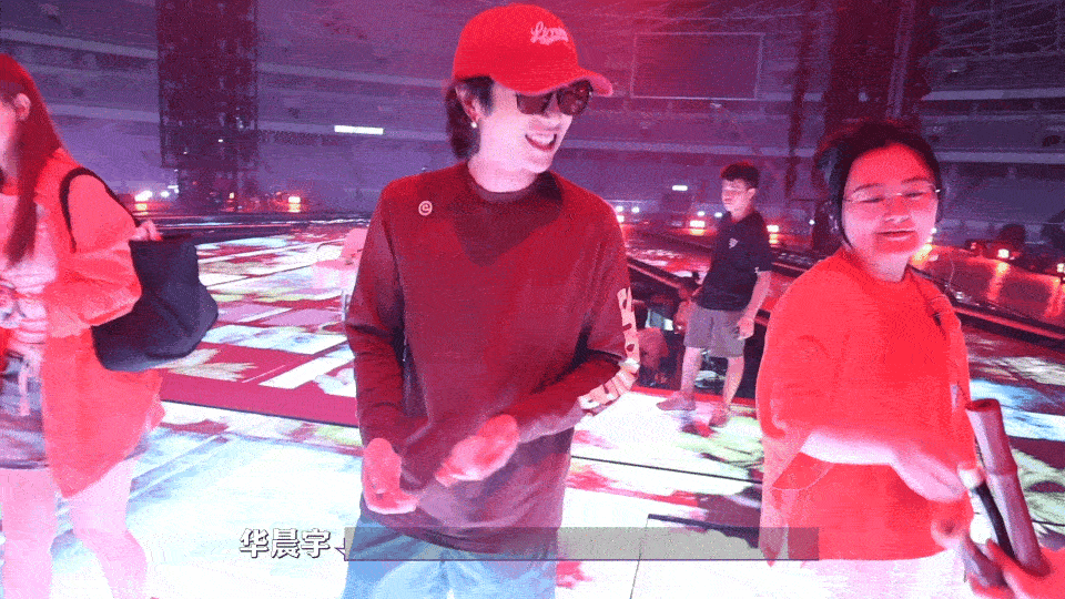 #华晨宇四面台彩排花絮# 华晨宇竟然还学了笛子，及时向老师请教，他一直都是保持着