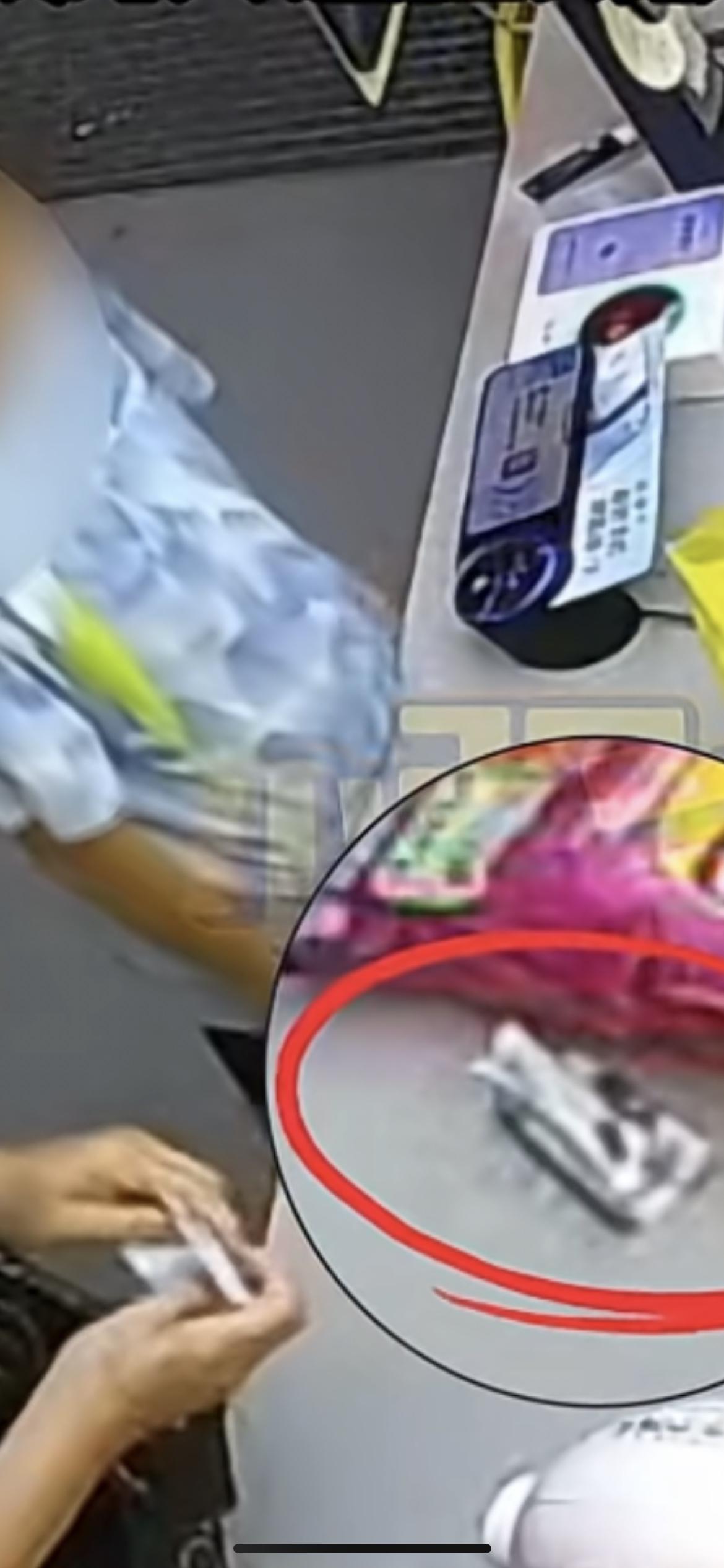 这钱也要拿！小孩买单时把钱放在柜台上 一边的大妈火速把钱摸走...小孩发现钱没了