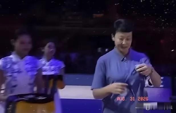 这真没必要！
原来没想到在女排亚锦赛结束后的颁奖礼，给获得亚军的中国女排颁奖的是