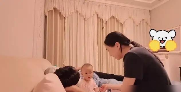 央视名嘴水均益的女儿，辞职跑路了。
放着光鲜的演播室不要，抱着10个月大的孩子，
