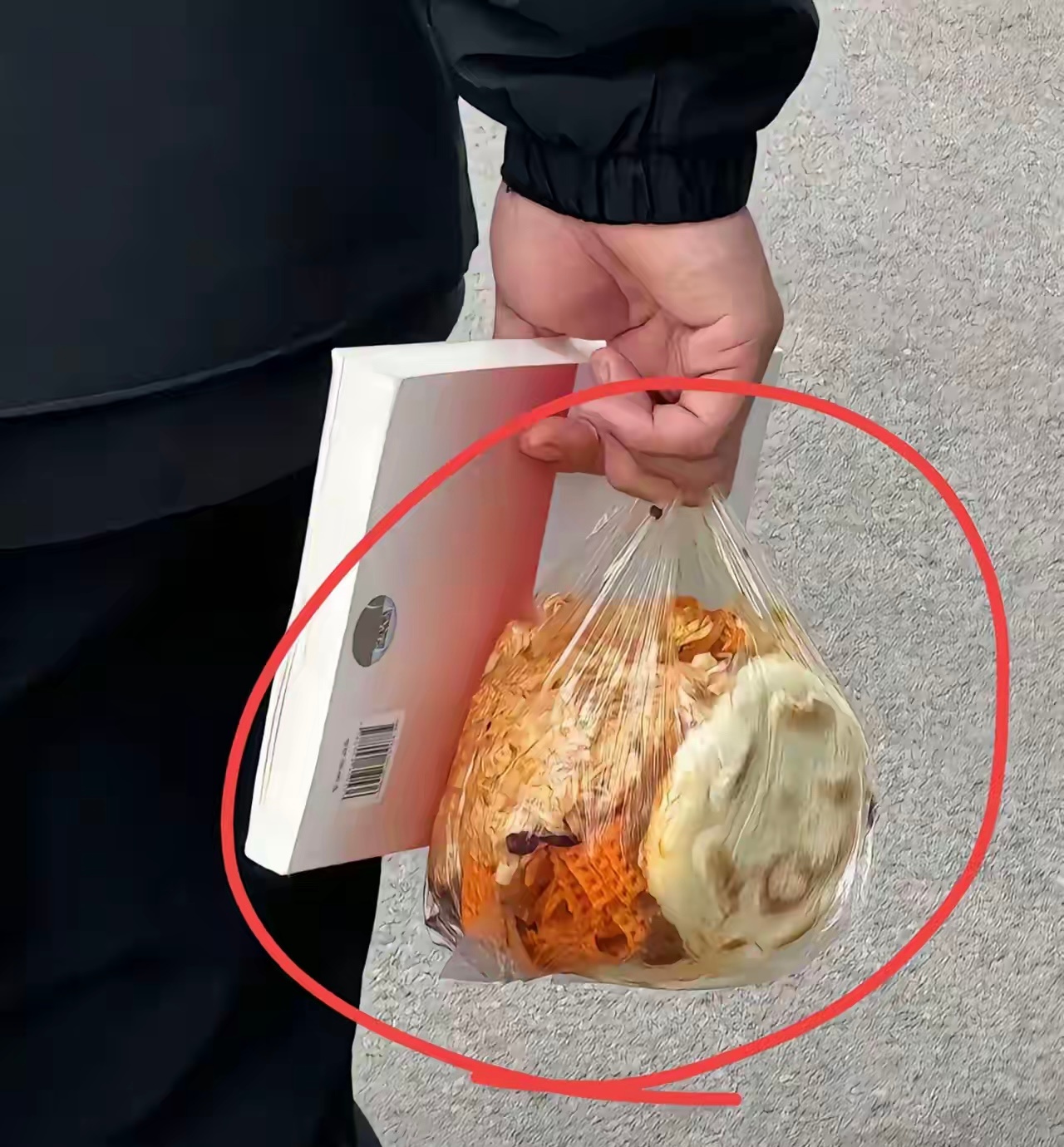 咸阳街头，一老兄提着一个菜夹馍