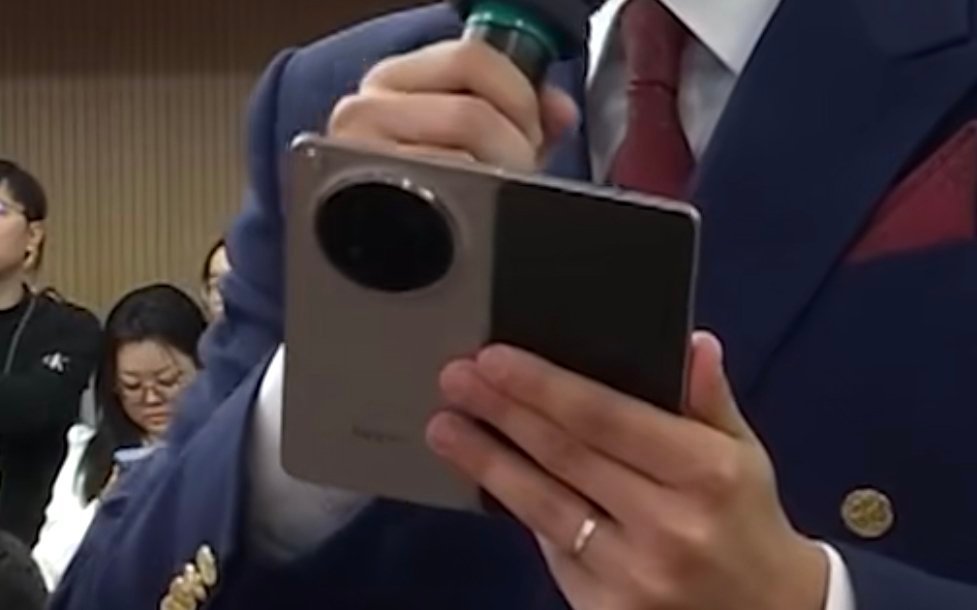 央视频的记者大会视频里面，记者提问时手里拿的这个折叠屏，应该就是Find N6了