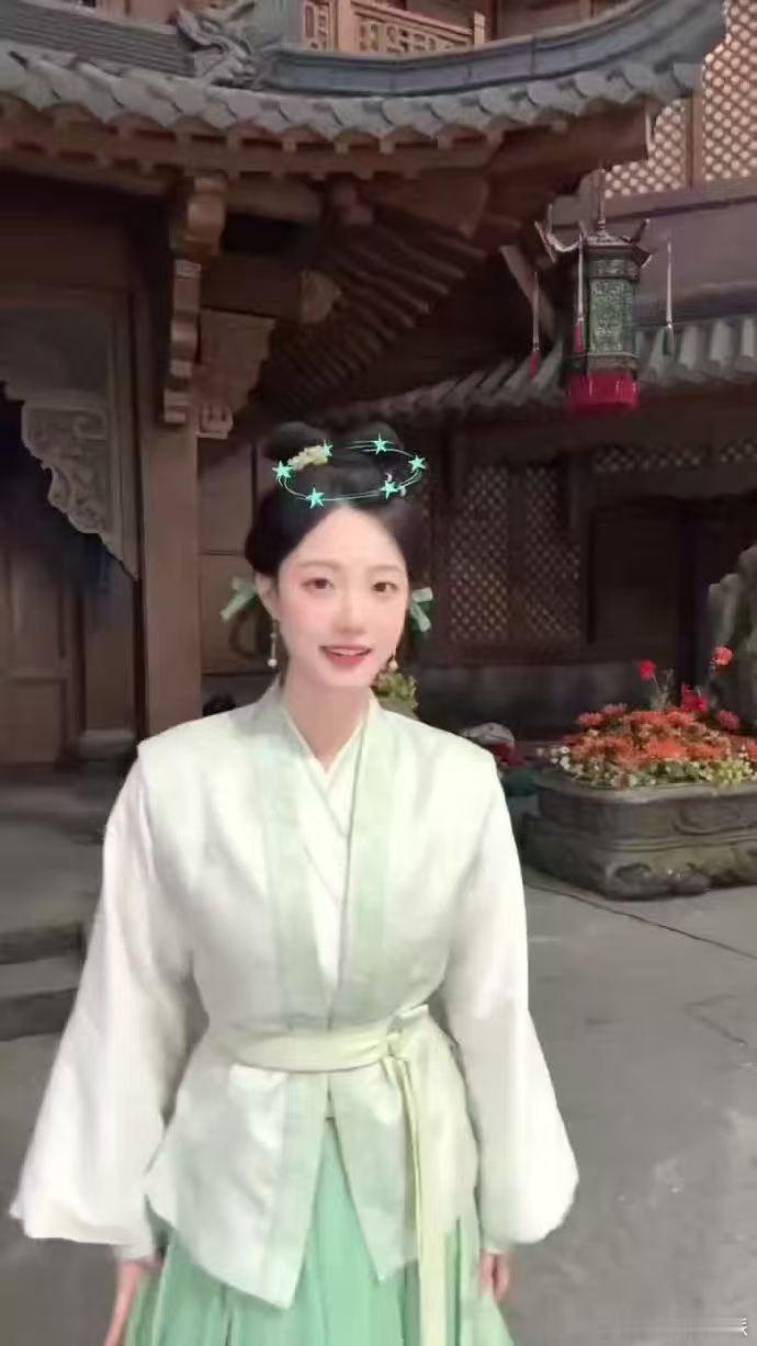 云初令剧组团建虞书欣进行曲 哇塞！虞书欣把《虞书欣进行曲》带火到剧组，全员活力唱