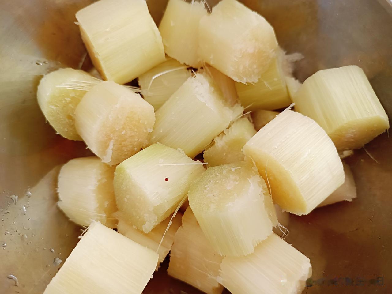 早晨写了篇关于儿子网购甘蔗的小作文，先瞧瞧评论：
“网购甘蔗挺实惠呢”
“门店的