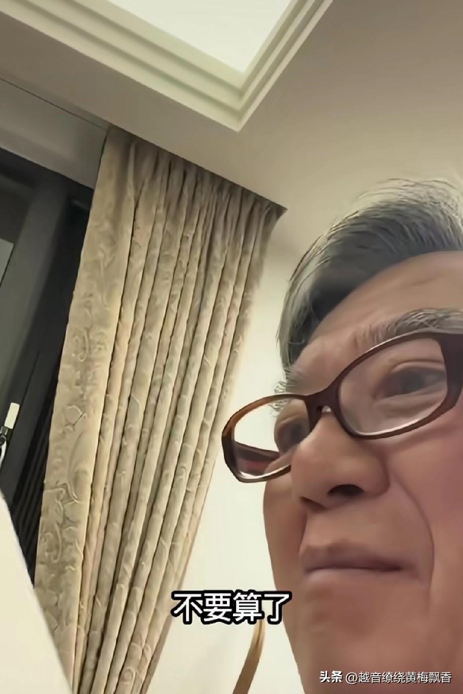 最近总刷到老戏骨李立群的小视频，感觉这个老头挺有意思的，他整天在视频里就是吃吃喝