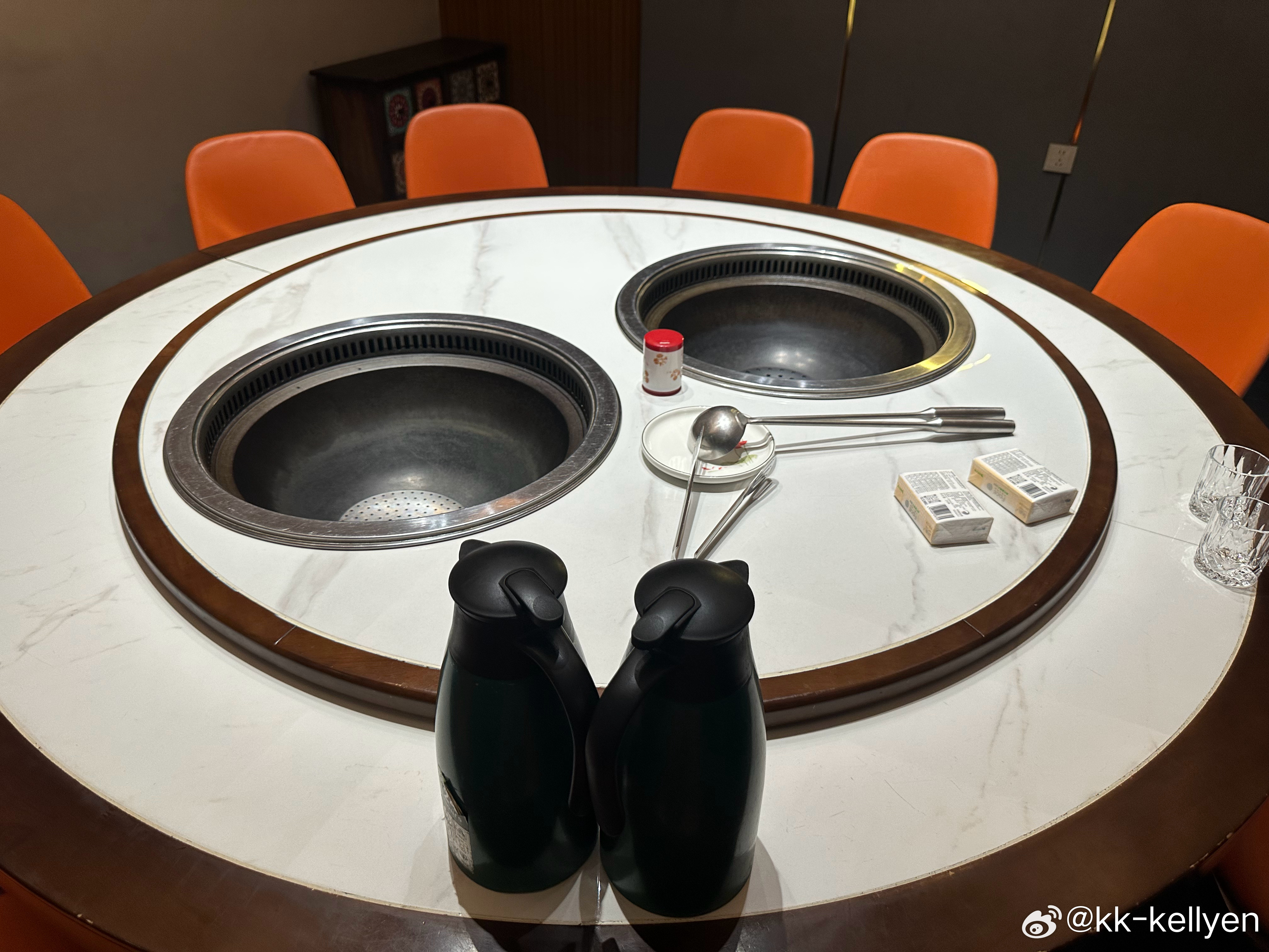 今晚吃这两个大铁锅… 