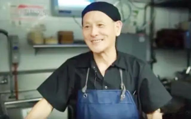 [微笑]上海一男子，为了女儿过上好的生活，前往日本当底层工人整整十几年，回国后依